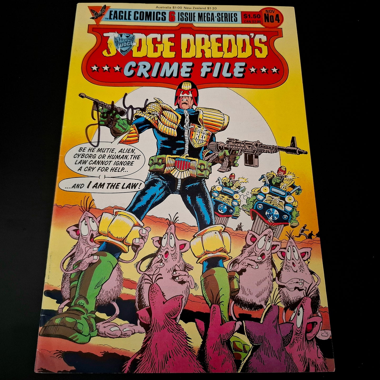 Judge Dredd’s Crime File #4 + Signature de John Wagner (COA)
