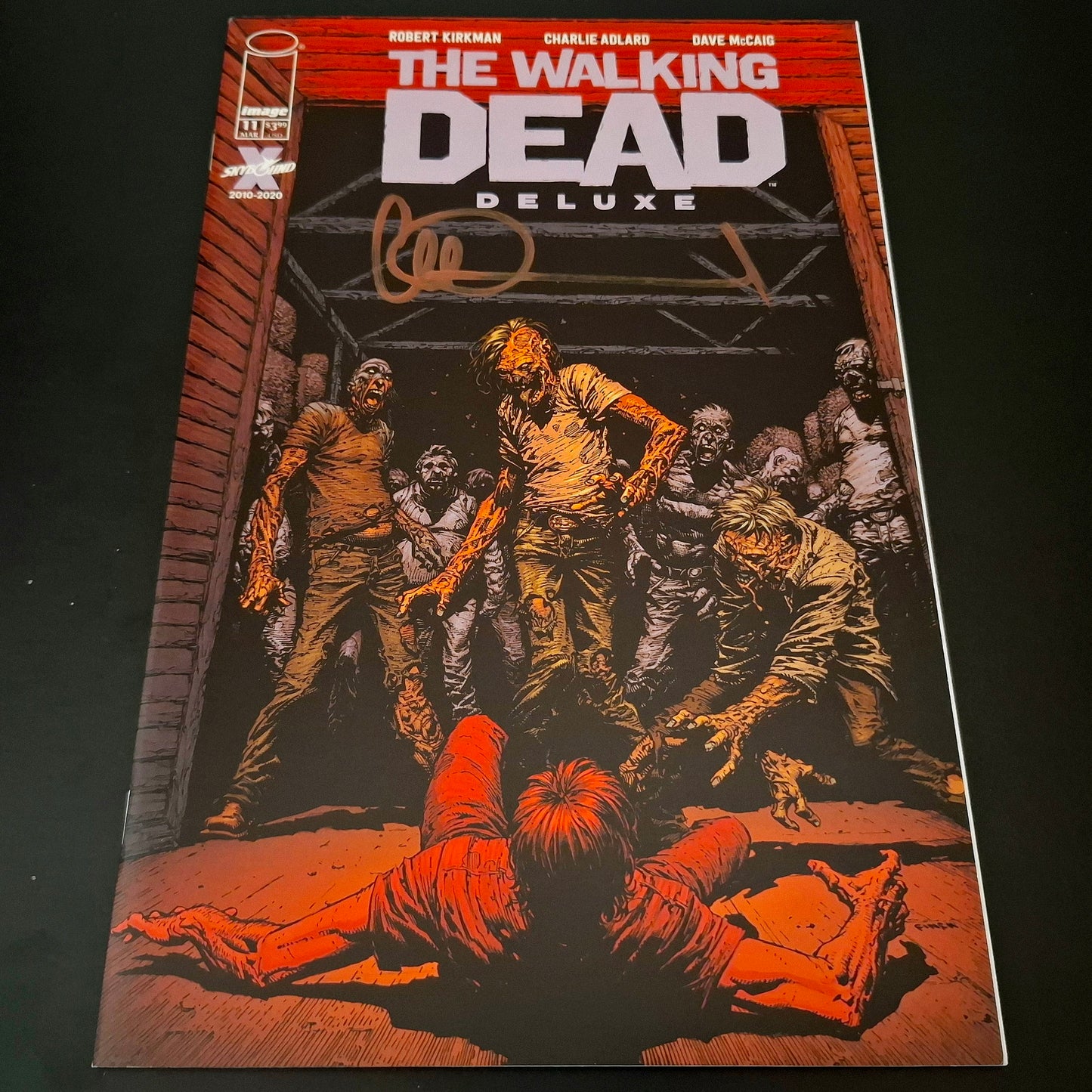 Walking Dead : Deluxe #11 + Signature de Charlie Adlard (COA)