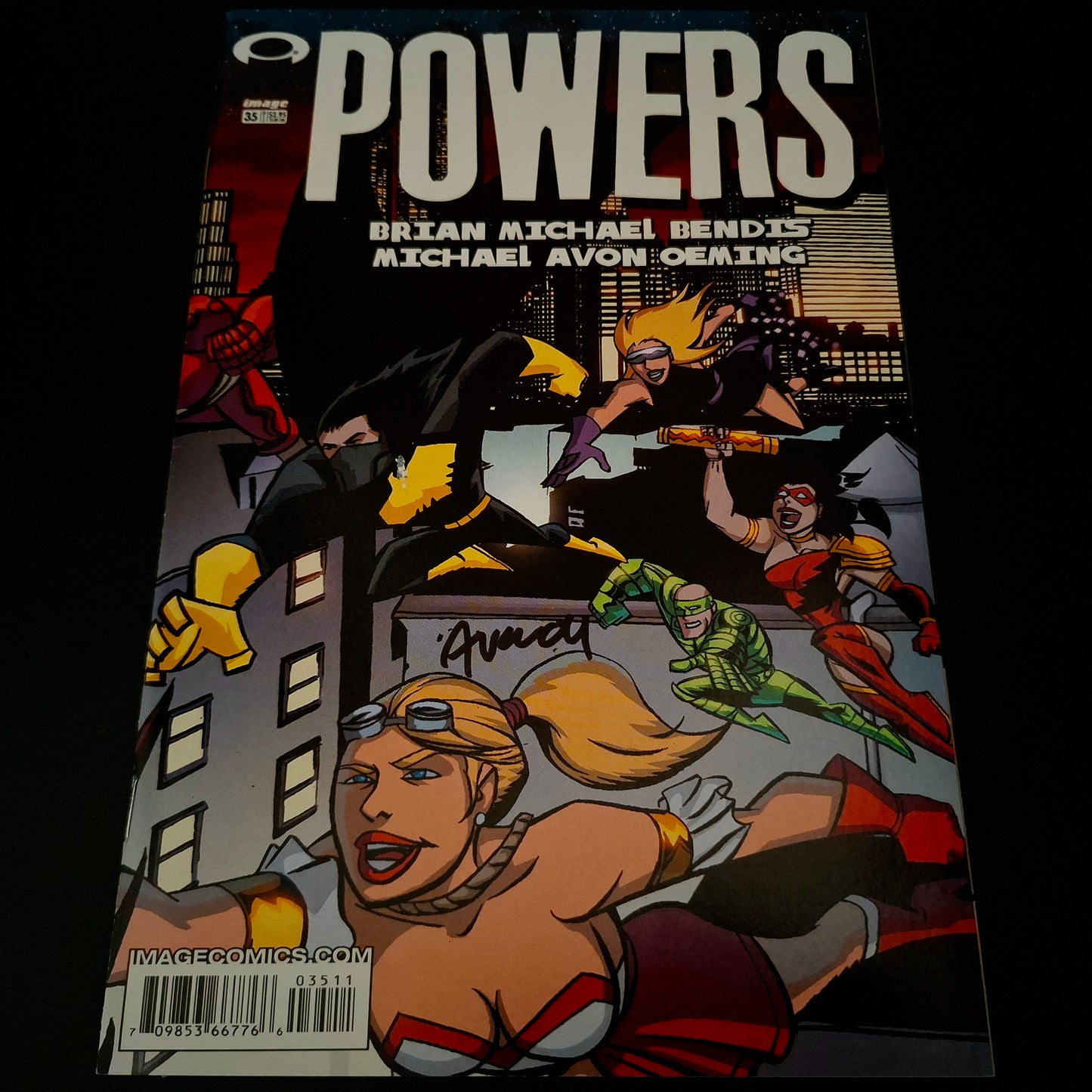 Powers #35 + Signature de Michael Avon Oeming (COA)