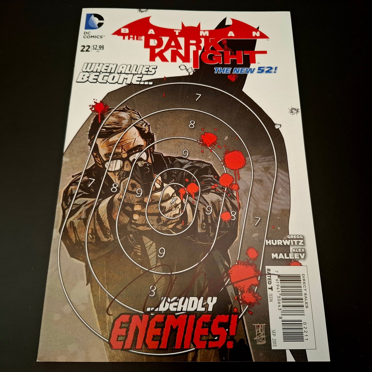 Batman : the Dark Knight #22 + Signature de Alex Maleev (COA)