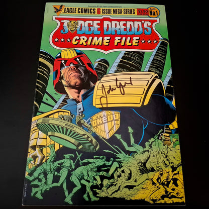 Judge Dredd’s Crime File #1 + Signature de John Wagner (COA)
